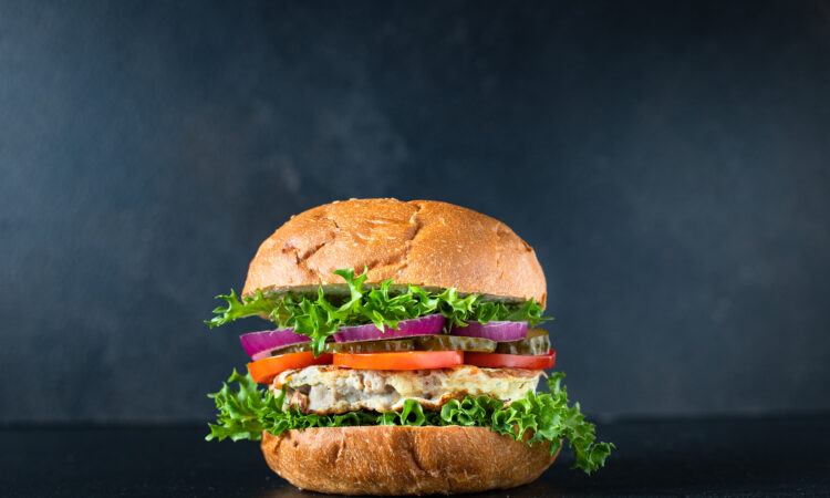 Чікен бургер з пікантним соусом та грибами