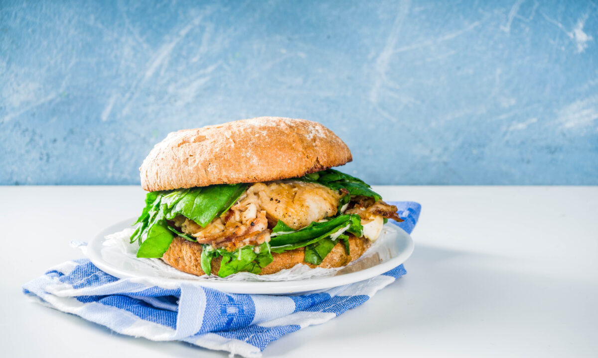 Соковитий фіш бургер з лососем та шпинатом