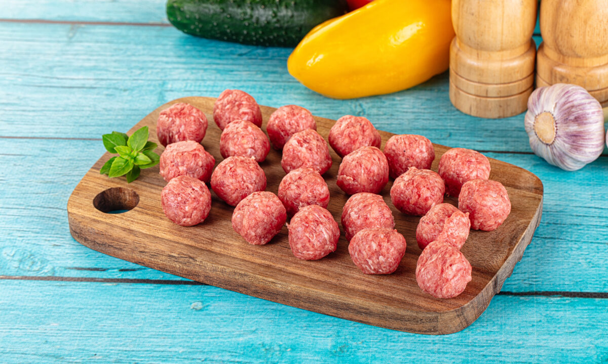 Три види соковитих фрикадельок: курячі, яловичі та свинячі