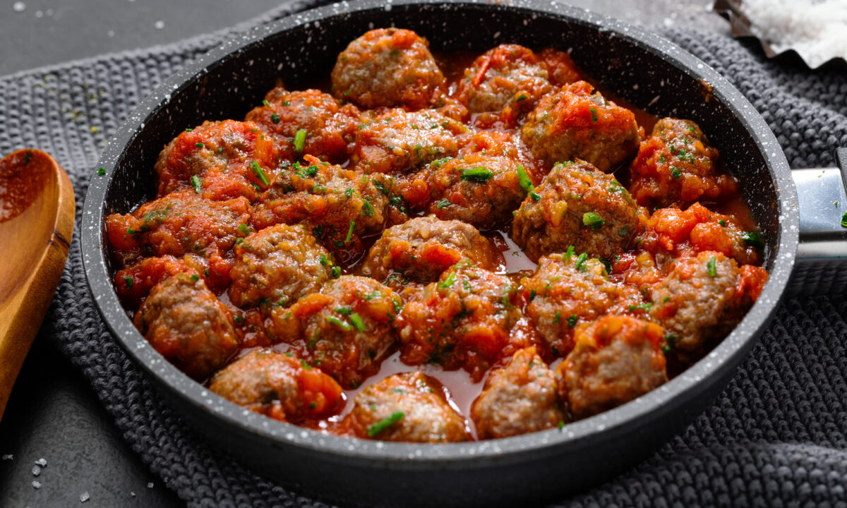 Соковиті фрикадельки в томатному соусі на сковороді