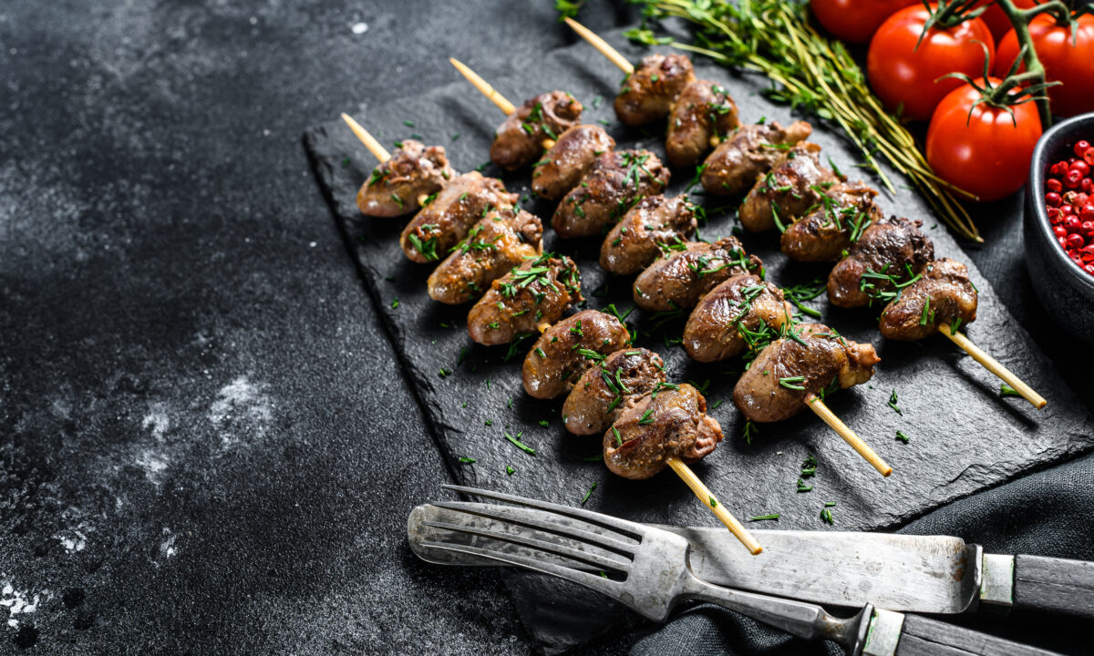 Соковиті курячі сердечка на мангалі: простий рецепт для пікніка