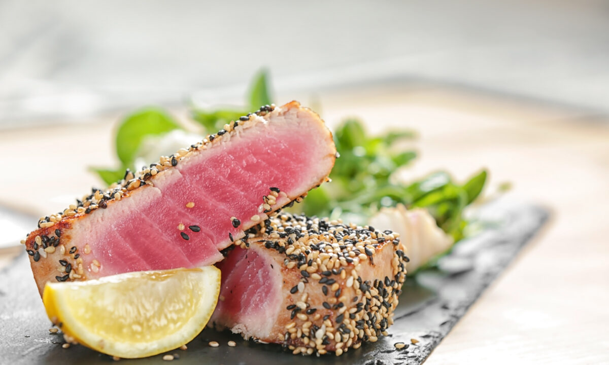 Соковитий стейк з тунця з кунжутом за 4 хвилини