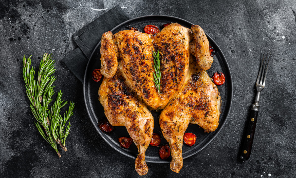 Сочный цыпленок табака в духовке с золотистой корочкой