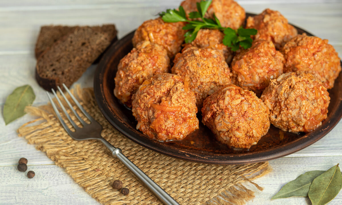 Соковиті курячі тефтелі в томатному соусі