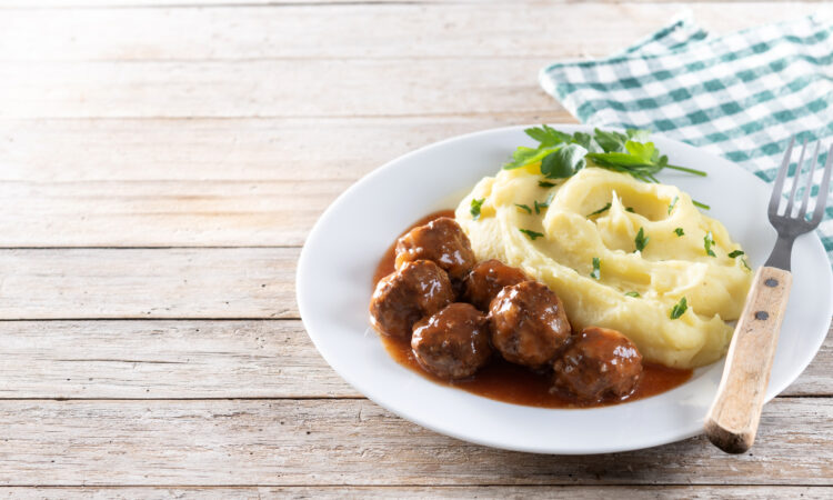 Соковиті тефтелі без рису в ніжному соусі