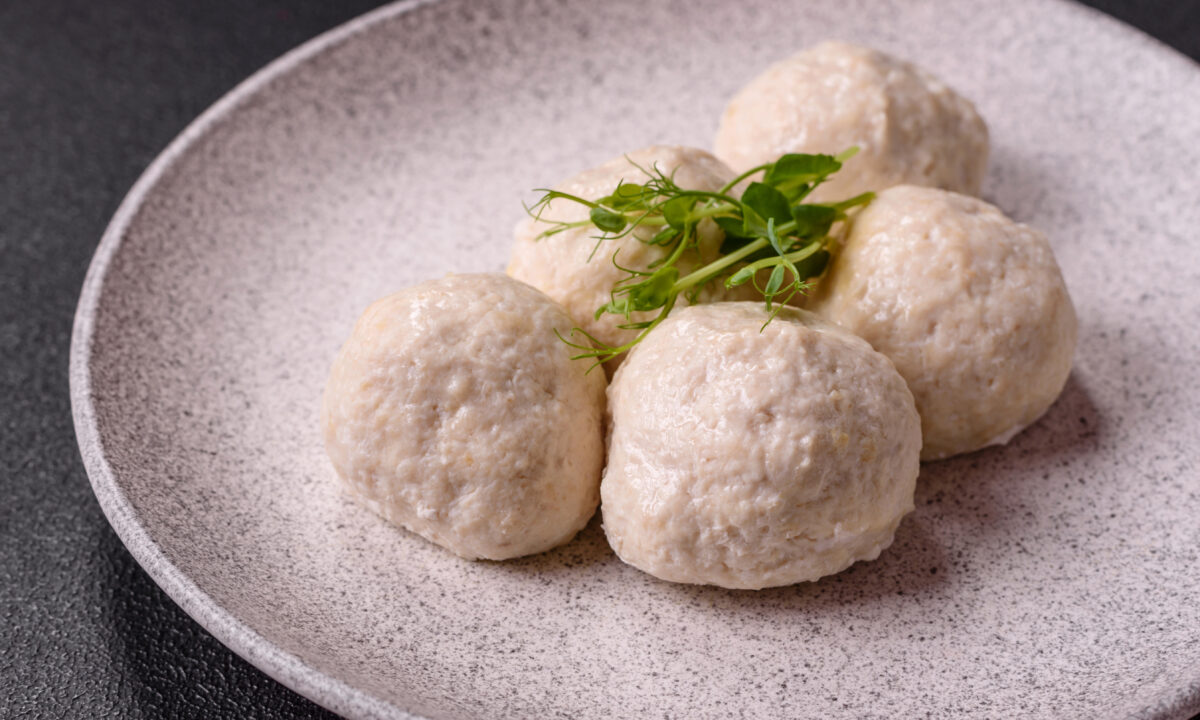 Соковиті курячі тефтелі з кус-кусом і шпинатом на пару