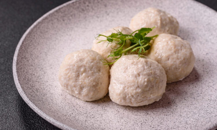 Сочные куриные тефтели с кус-кусом и шпинатом на пару