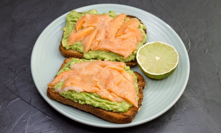 Апетитні бутерброди з авокадо та червоною рибою для святкового столу