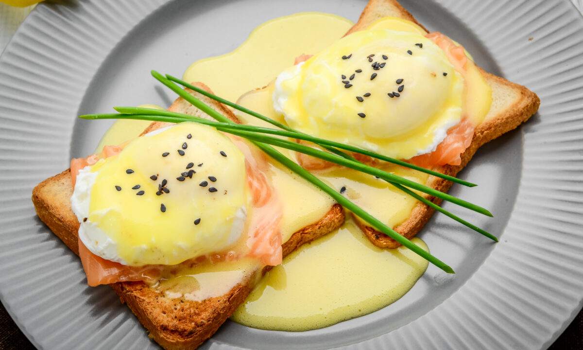 Яйца Бенедикт с нежным лососем: изысканный завтрак