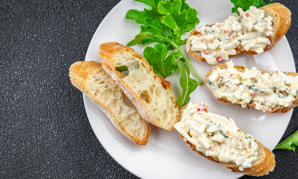 Праздничные бутерброды с крабовыми палочками и плавленым сыром