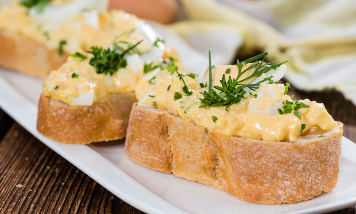 Вкусные бутерброды для фуршета с яйцами и сыром