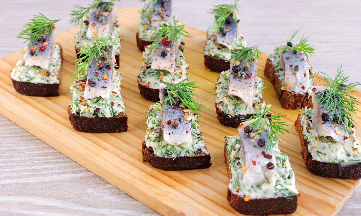 Аппетитные бутерброды с селедкой и сыром на ржаном хлебе