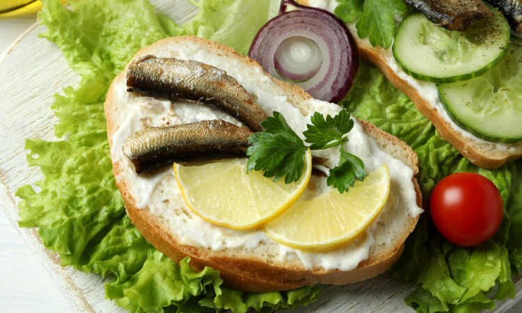 Святкові бутерброди з шпротами та лимоном: ідеальна закуска до столу