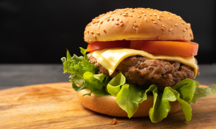 Соковитий чізбургер з домашньою котлетою за кілька хвилин