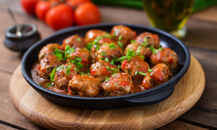 Сочные фрикадельки в духовке с медово-апельсиновым соусом.