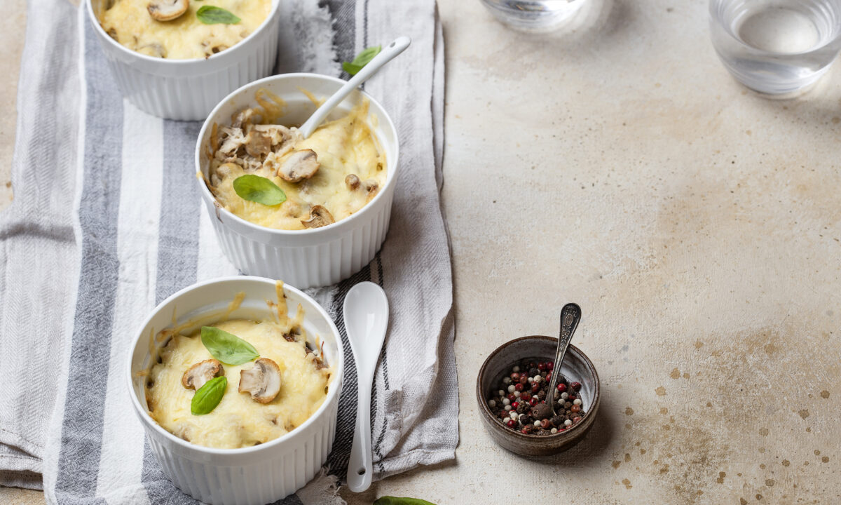 Нежный жюльен с грибами и сливками для романтического ужина