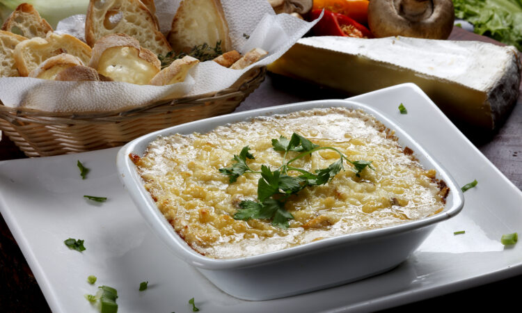 Апетитний жульєн з картоплею та грибами: легкий рецепт для сімейного обіду