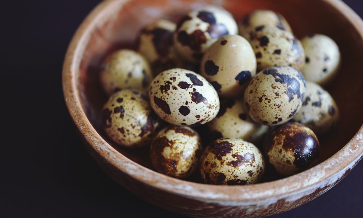Как быстро и легко сварить перепелиные яйца: идеальный результат за 4 минуты