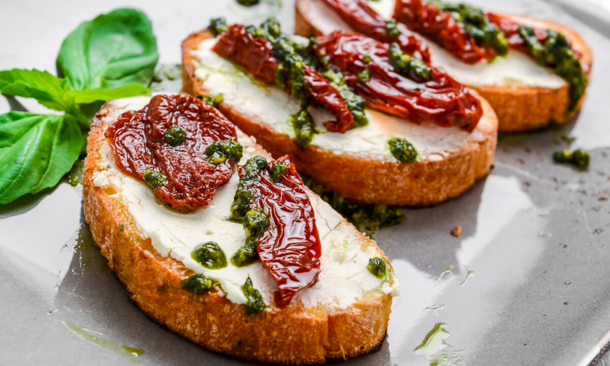 Ароматные бутерброды с вялеными помидорами и песто.