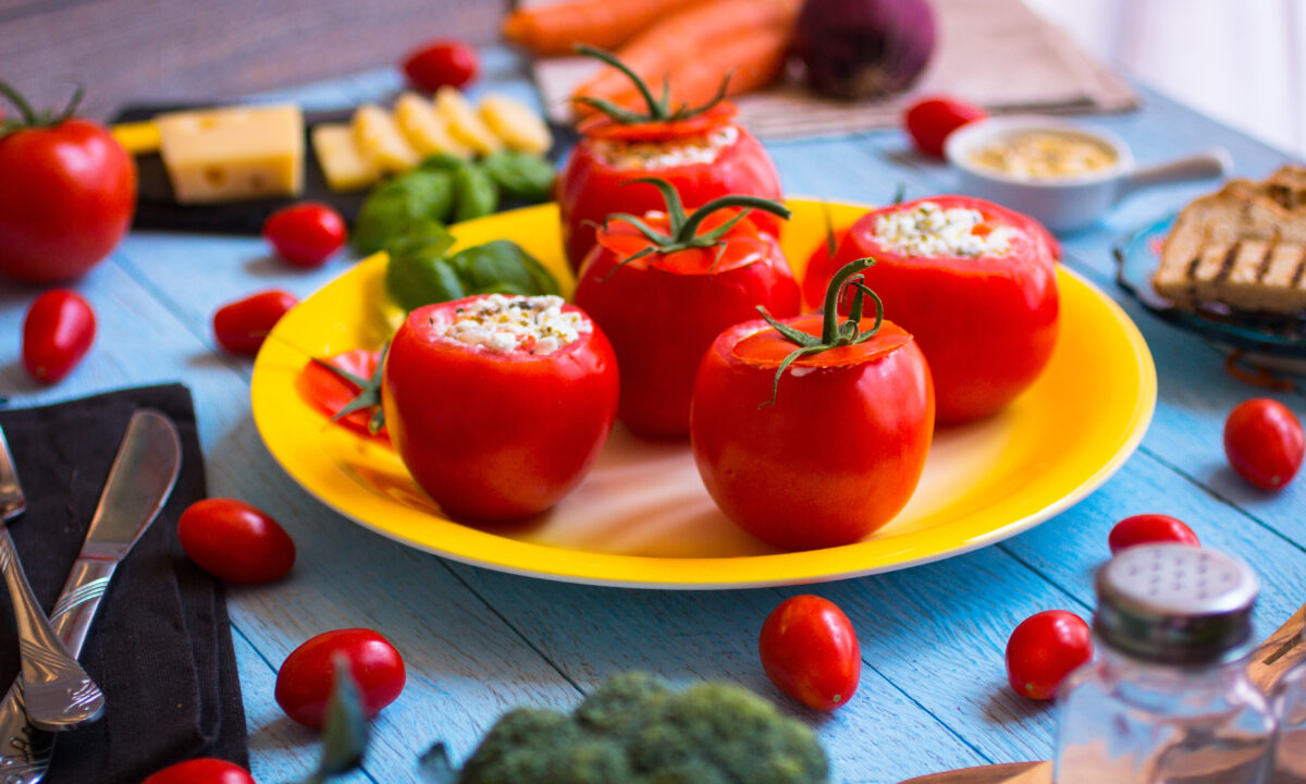 Фаршированные помидоры с сырной начинкой: яркое украшение для вашего стола