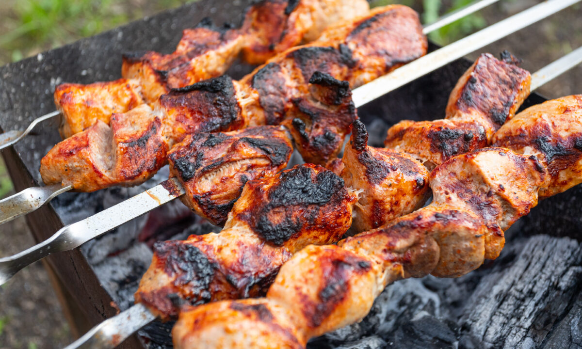 Шашлык из свинины в томатном соке: сочный вкус на мангале