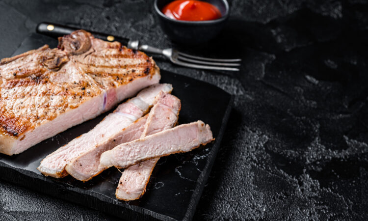 Сочный свиной стейк на сковороде по простому рецепту