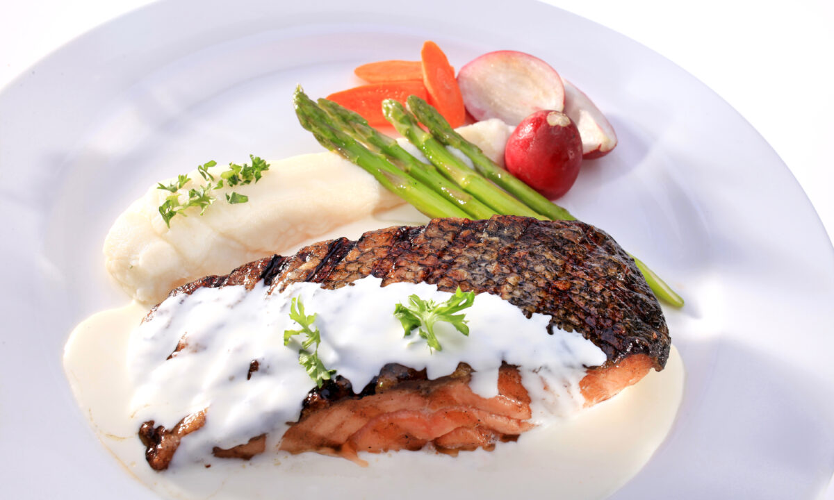 Сочный стейк из форели в апельсиновом маринаде с пикантным соусом.