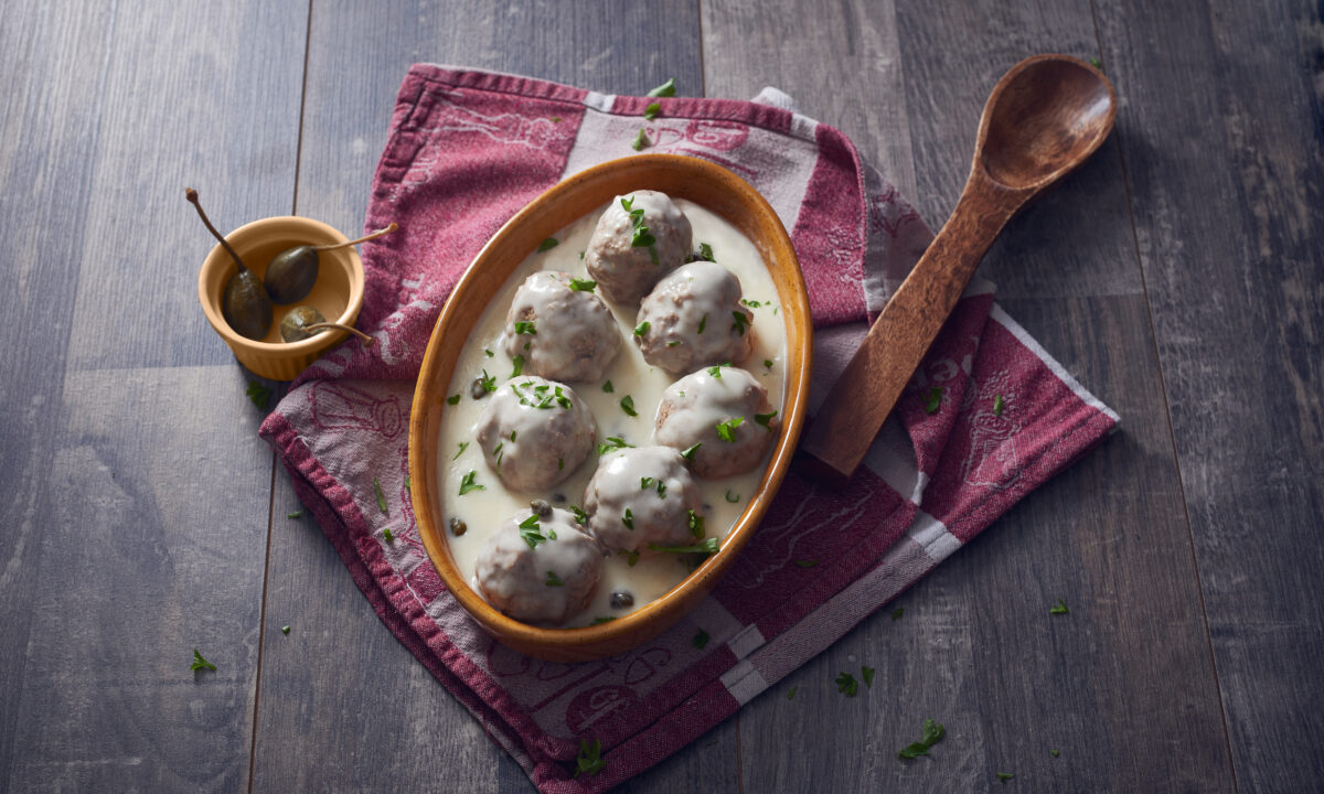 Вкусные тефтели в духовке в сметанном соусе