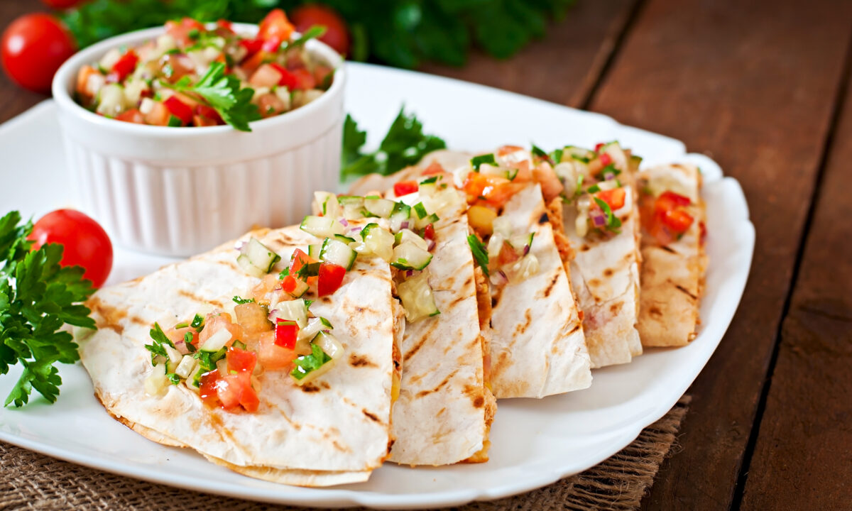 Сочный тортилья-пирог с курицей и сыром: быстро и вкусно