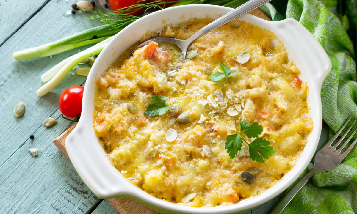 Быстрая яичница в микроволновке с сыром и зеленью