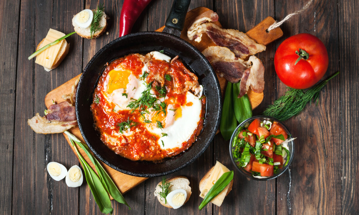 Сочная яичница с помидорами: завтрак за 10 минут