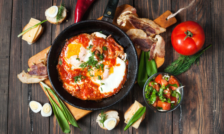 Соковита яєшня з помідорами: сніданок за 10 хвилин