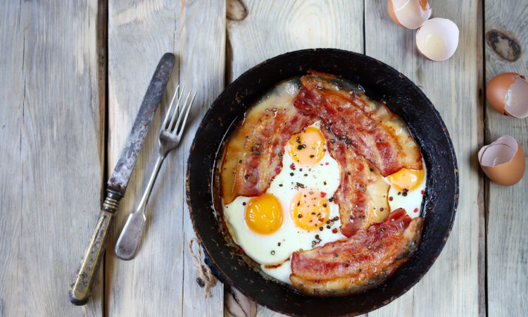 Смачна та поживна яєшня з беконом: сніданок для гурманів