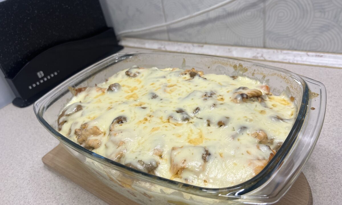 Рибна запіканка з лососем та овочами: ідеальний обід для всієї родини