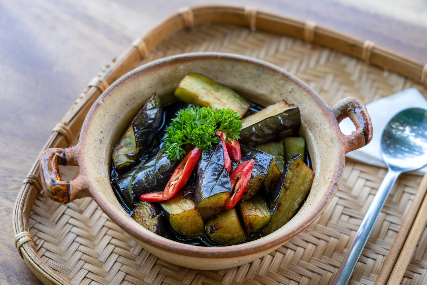 Смачні квашені баклажани з овочами та прянощами