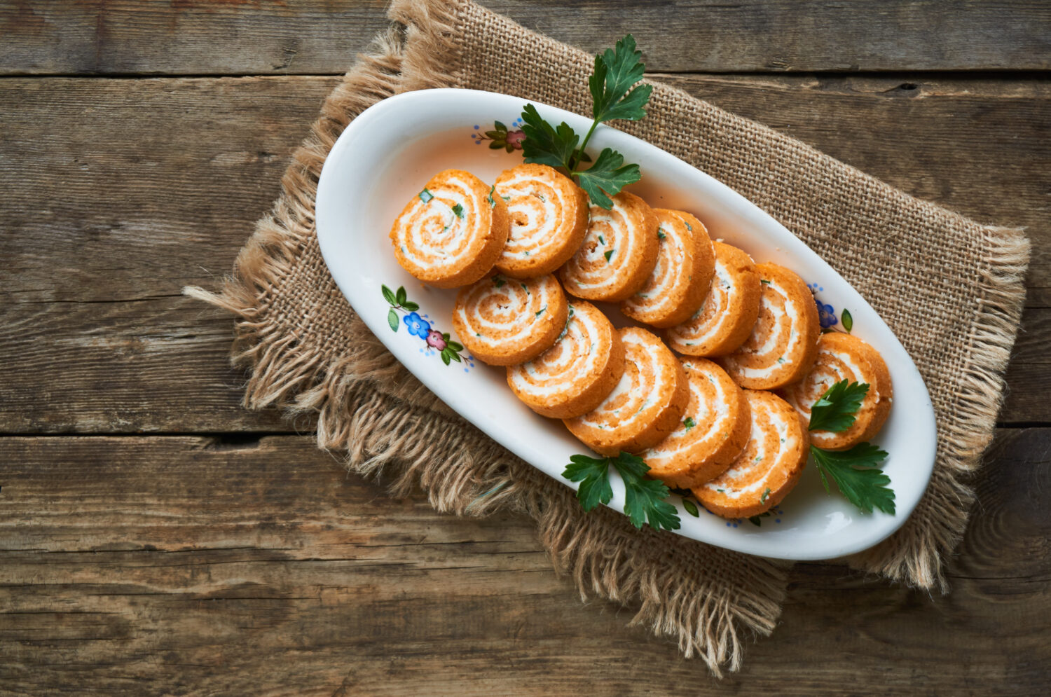 Соковитий морквяний рулет з крем-сиром та зеленню