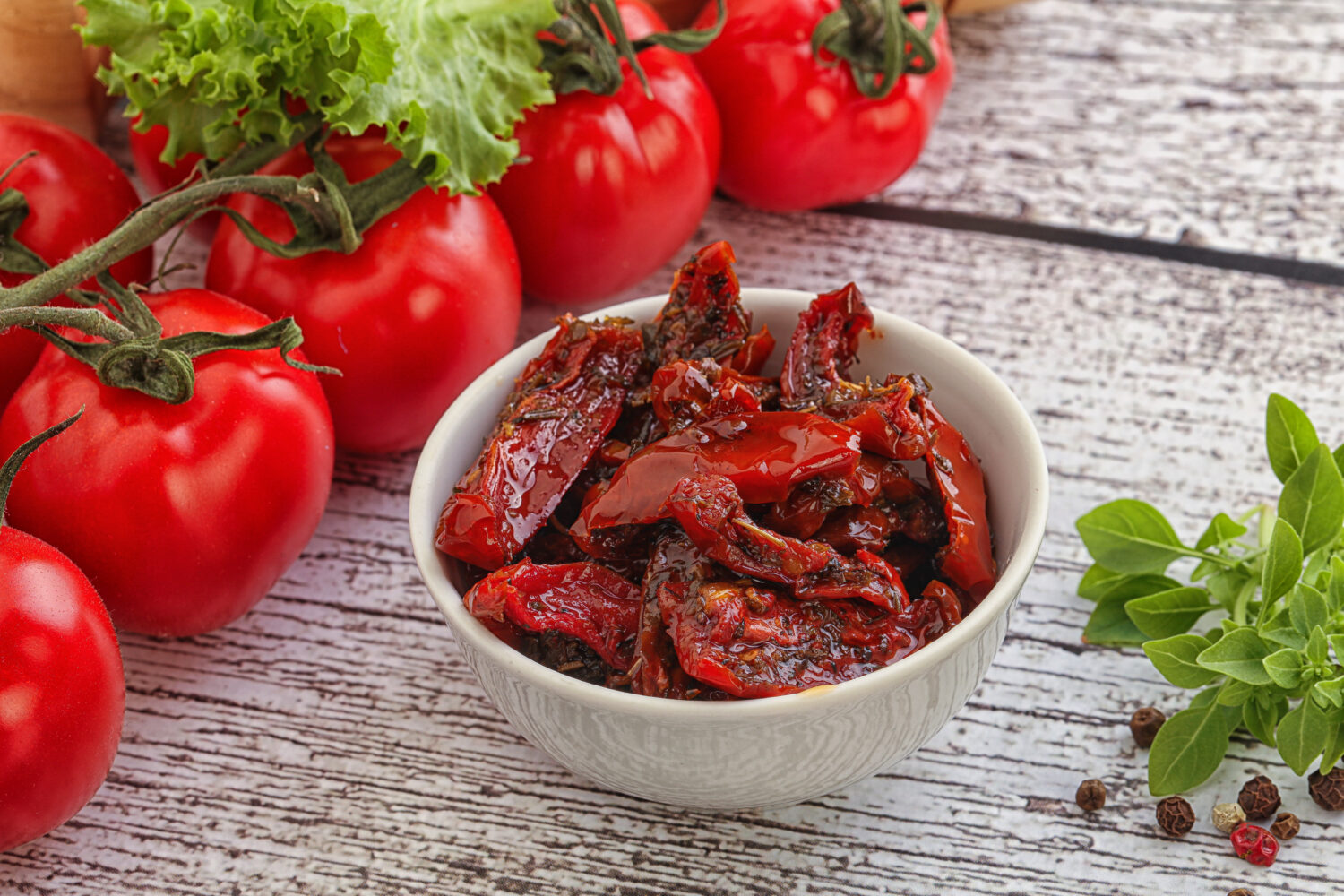 Соковиті в'ялені помідори в духовці: ідеальний домашній делікатес