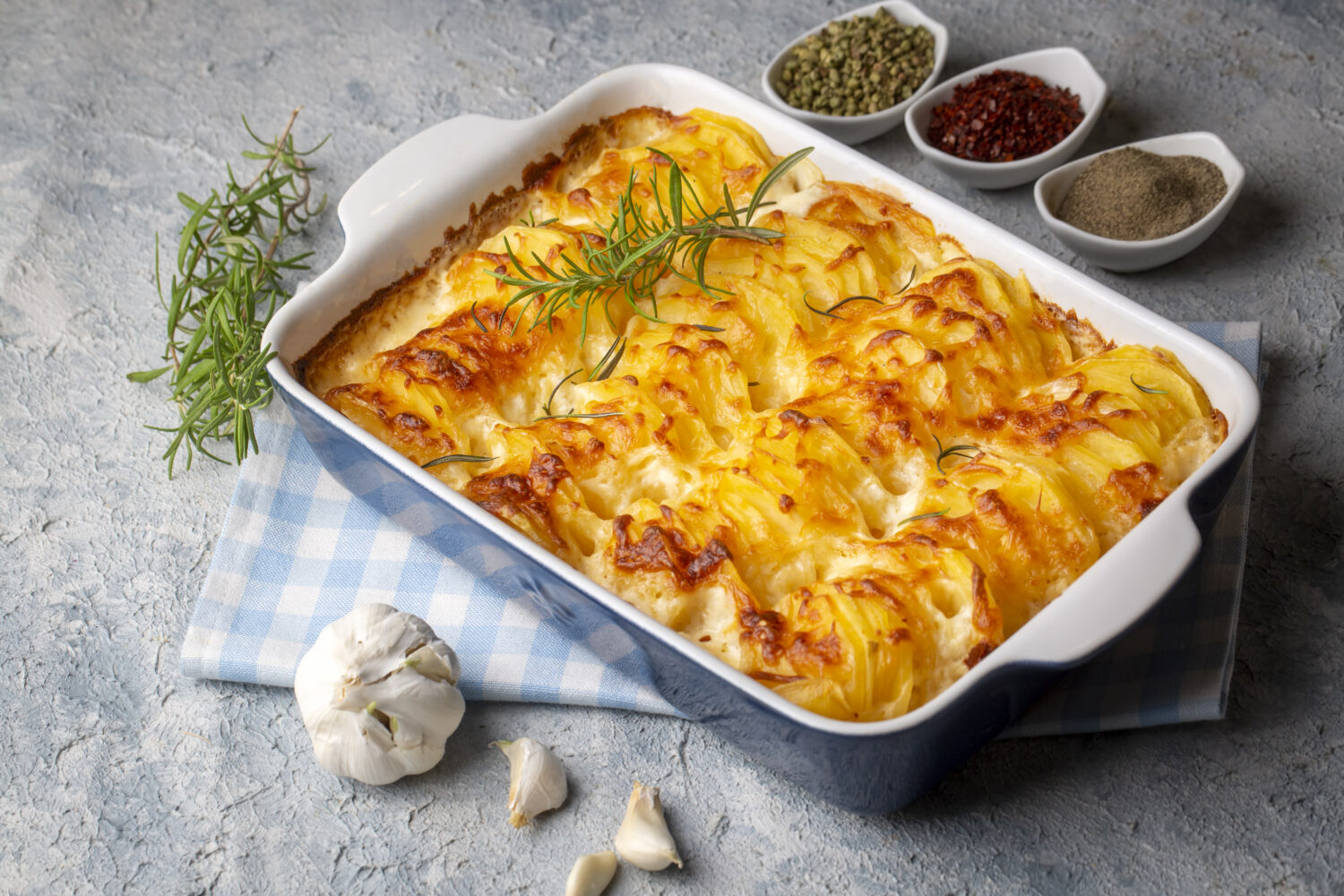 Гратен з куркою та беконом: ідеальна вечеря для гурманів