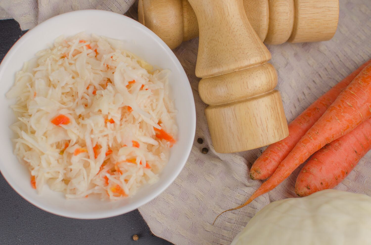Швидка квашена капуста з морквою та часником за кілька годин