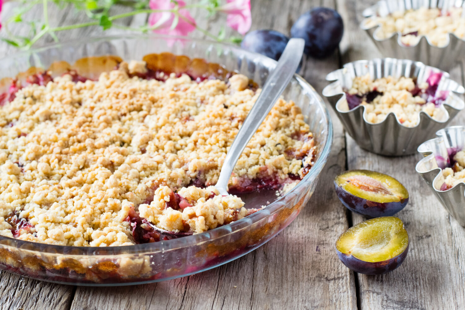 Сливовий крамбл: ніжний десерт з бізе та хрусткою скоринкою