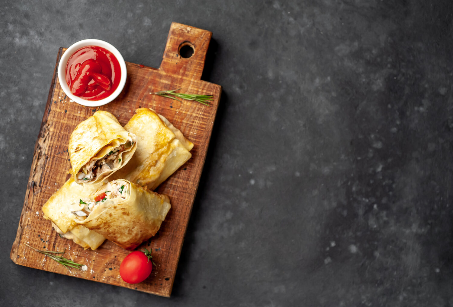 Весняна чимічанга з великою кількістю зелені та сиром