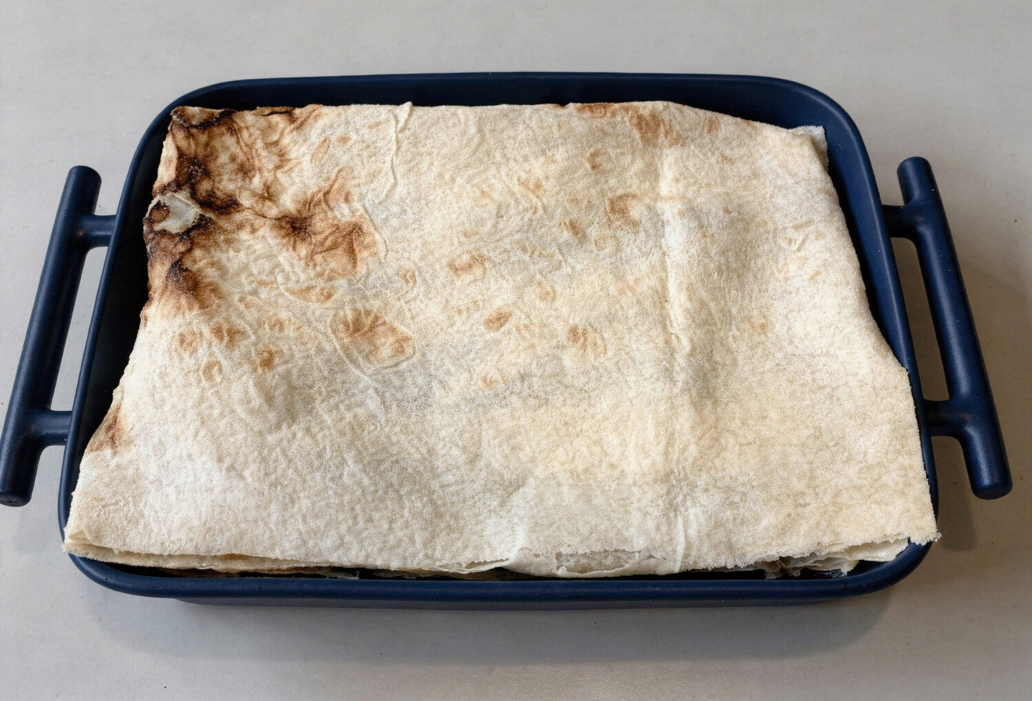 Соковитий пиріг з лавашу з овочами та грибами