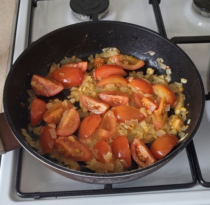 Помідори на сковороді