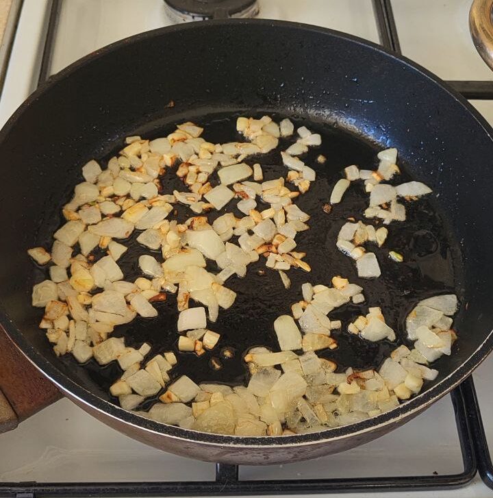 Цибуля на сковороді