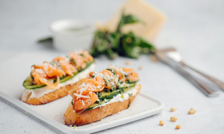 Брускетта з лососем