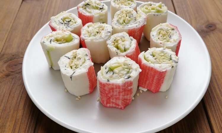 Рулетики з крабових паличок з огірком та авокадо: швидка закуска для свята