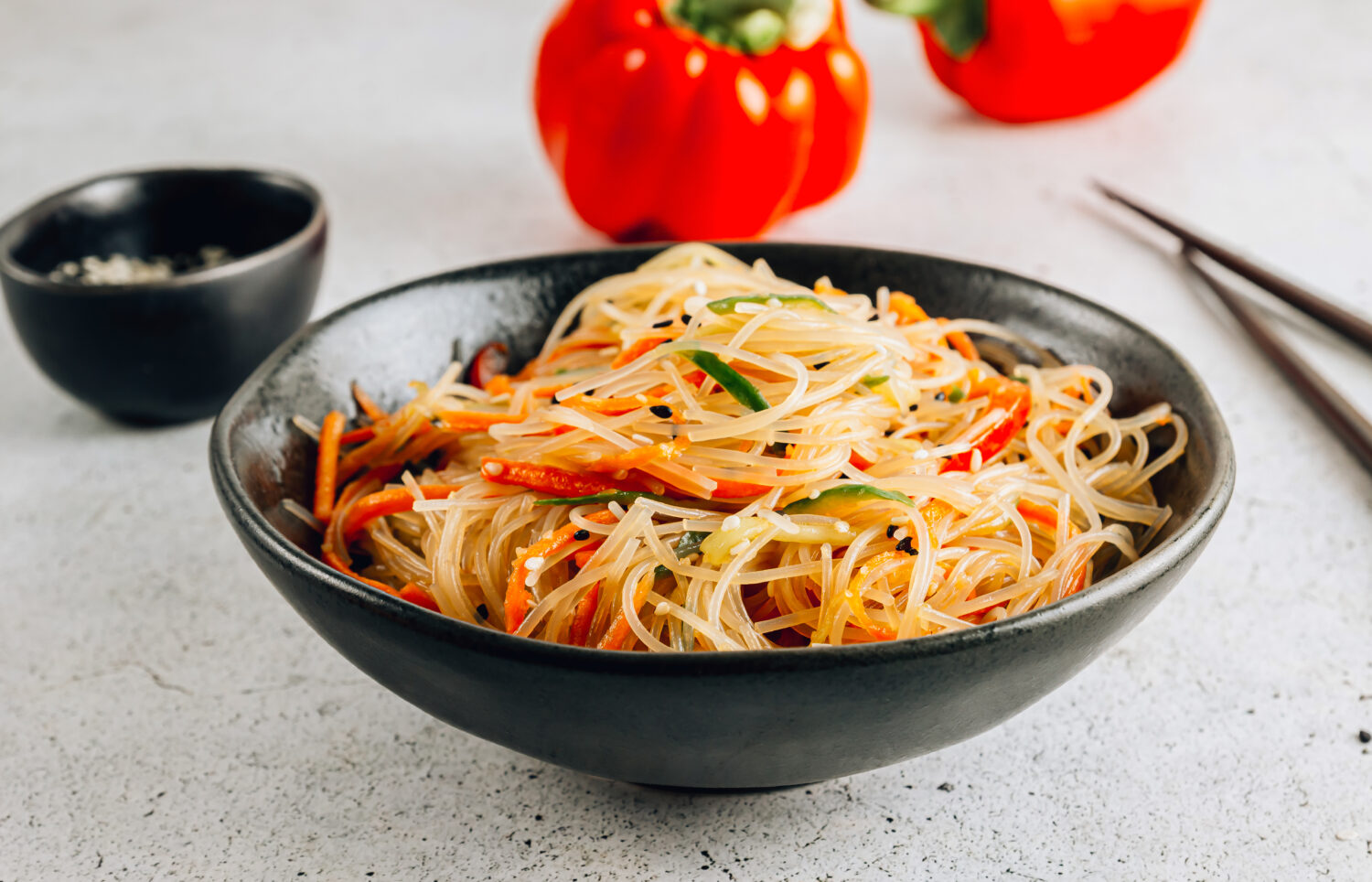 Освіжаючий салат з фунчозою по-корейськи: легкий рецепт