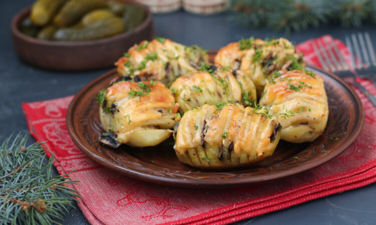 Запеченная картошка гармошка с салом и сыром: вкусно и просто