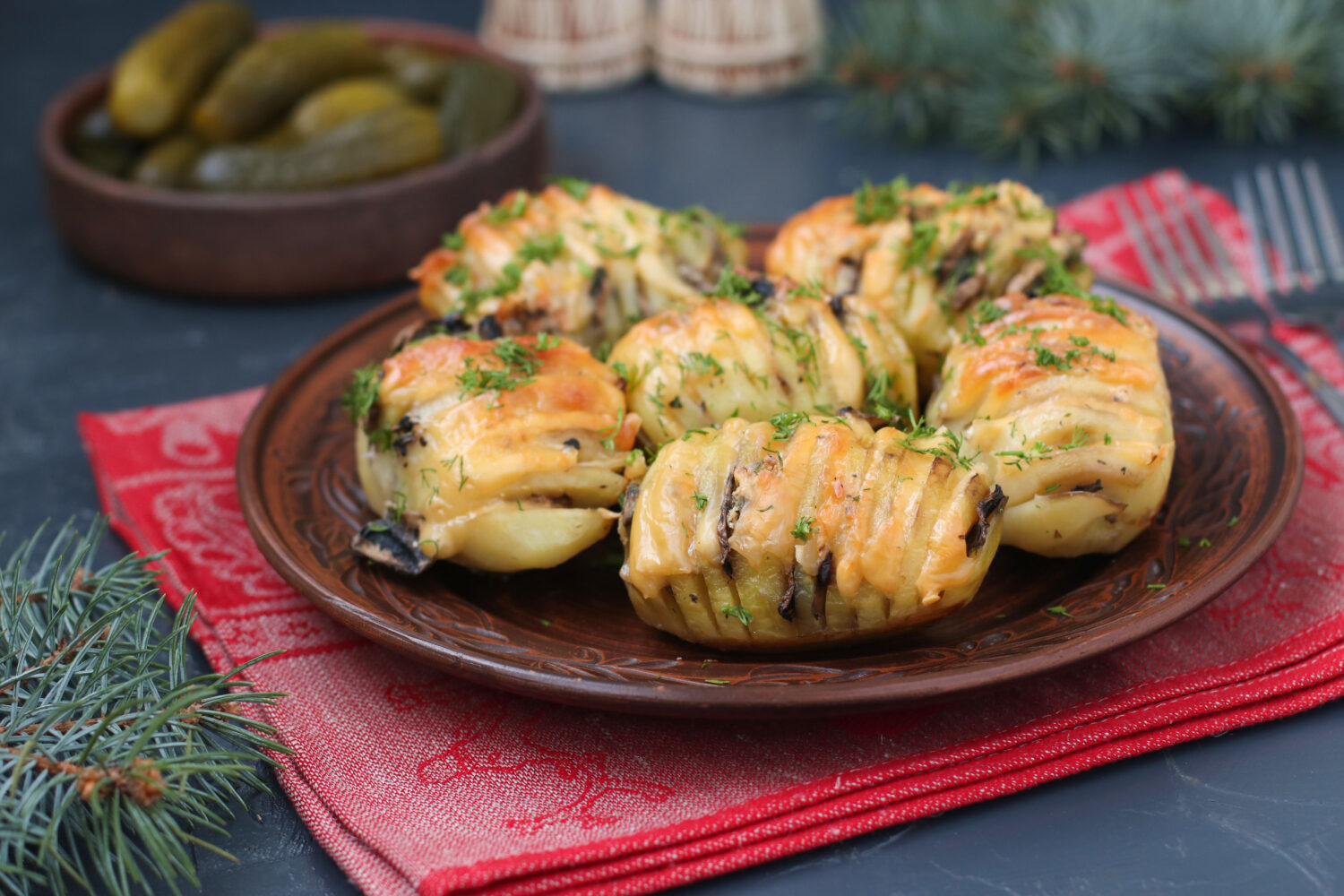 Запечена картопля гармошка з салом та сиром: смачно та просто