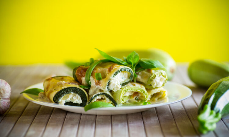 Апетитні рулетики з кабачків з сиром: легка закуска на кожен день